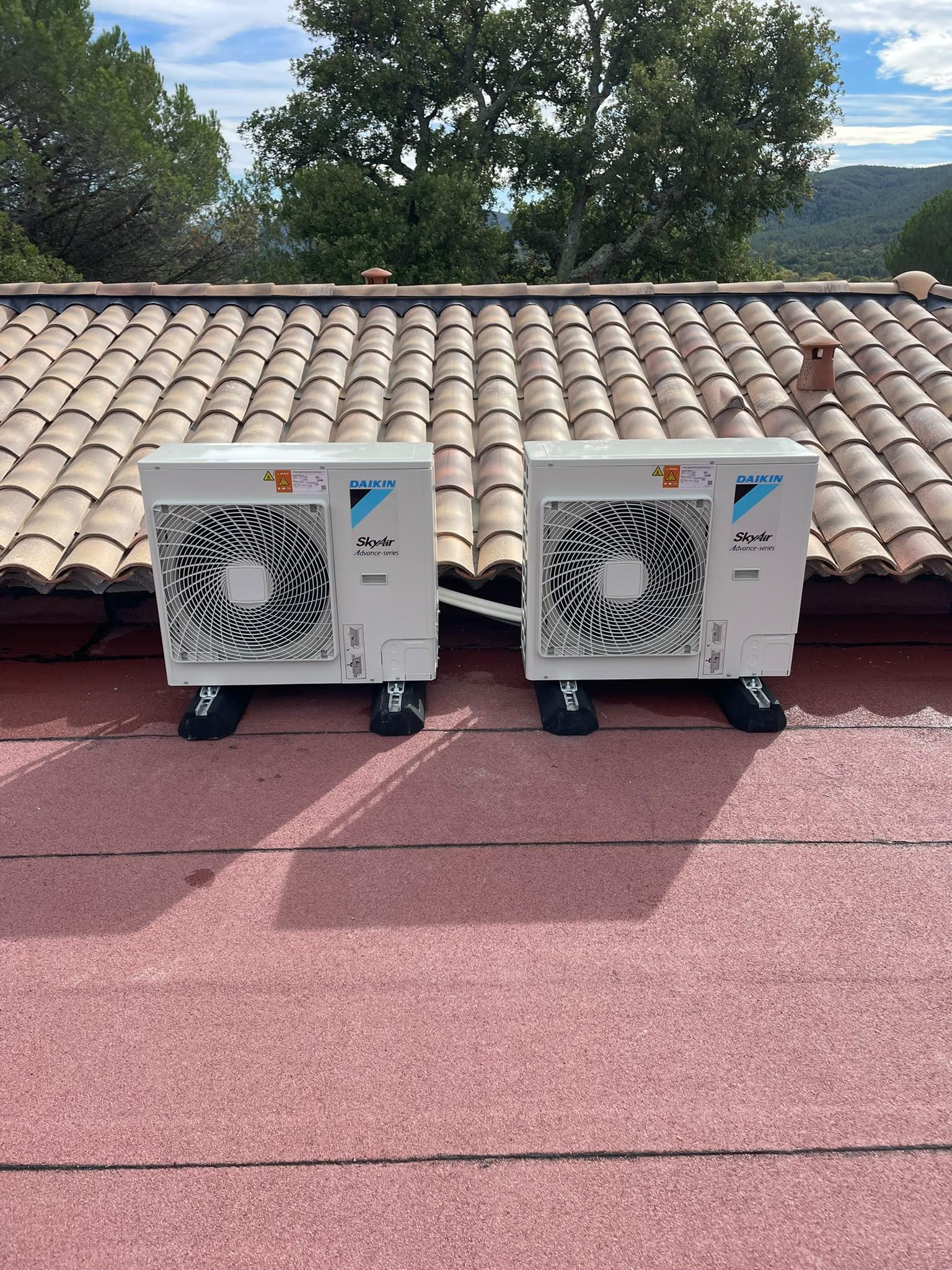 Deux groupes extérieurs Daikin installés devant une toiture en tuiles