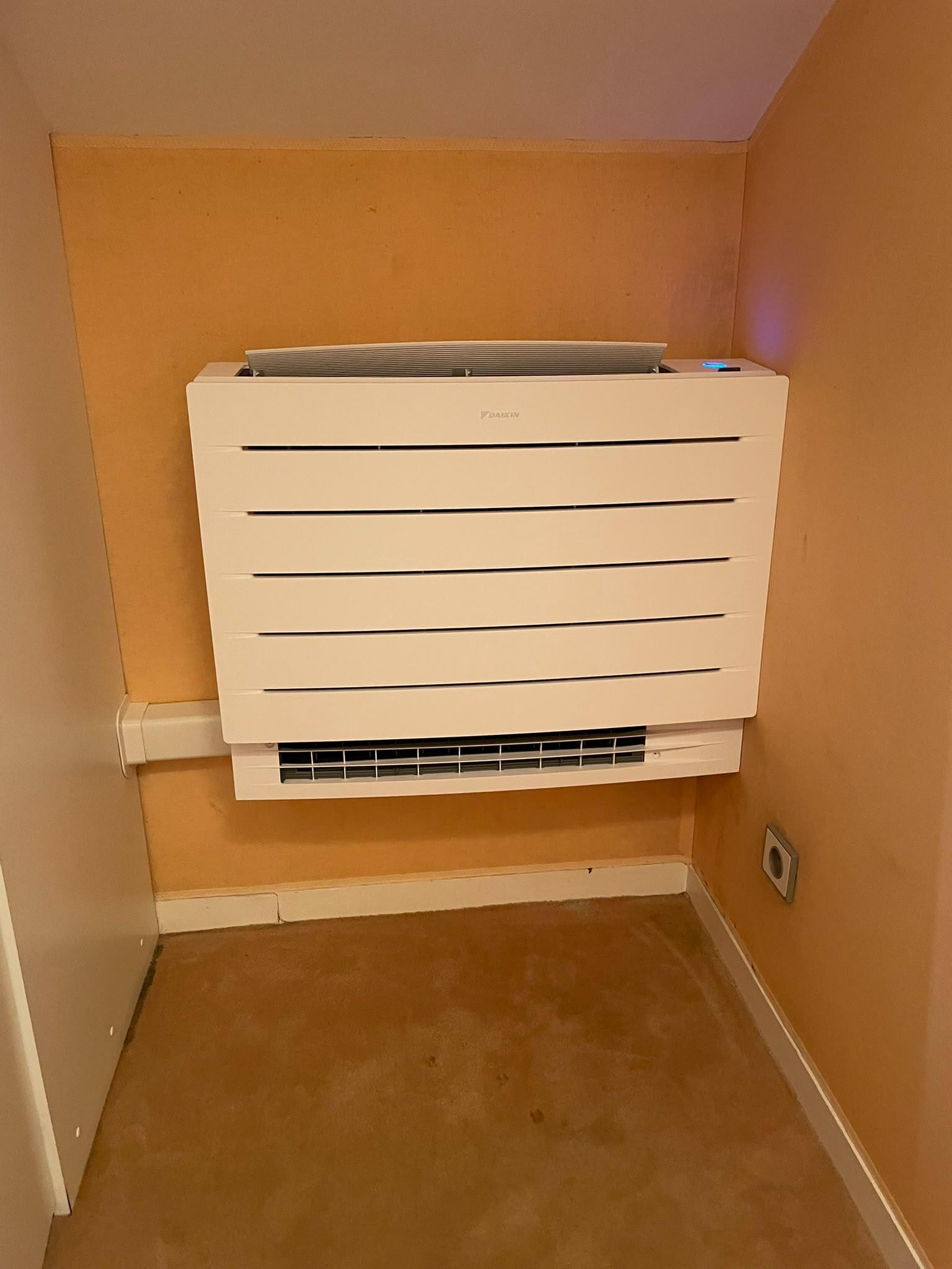 Console Daikin posée en partie basse d’un mur